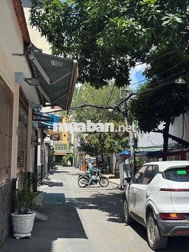 PHAN VĂN TRỊ GẦN EMART. NHÀ C4 90M2. NGANG 5M NỞ HẬU. HXH THÔNG. 9,X T
