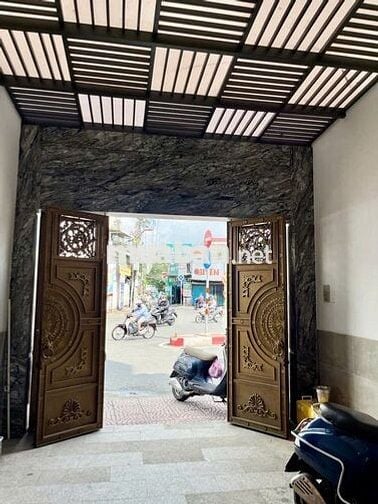 Mặt tiền đường lớn, ngã 3 thông thoáng để kinh doanh và làm dịch vụ.