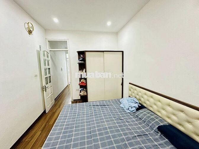 Mặt phố Nguyễn Khang, ngõ nông, nhà thoáng, 4 ngủ VIP