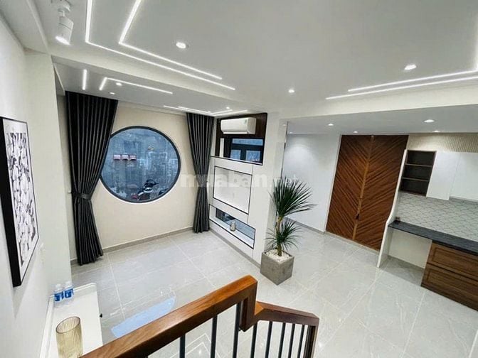 Bán nhà 4.7x18m, 3 tầng mới full nội thất, gara xe hơi