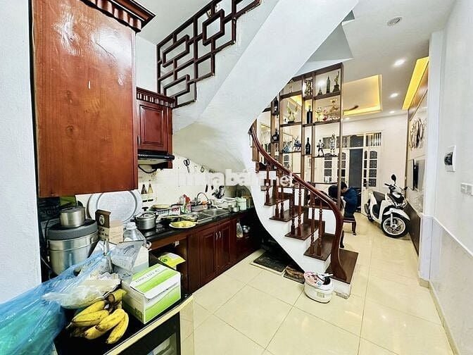 Mặt phố Nguyễn Khang, ngõ nông, nhà thoáng, 4 ngủ VIP