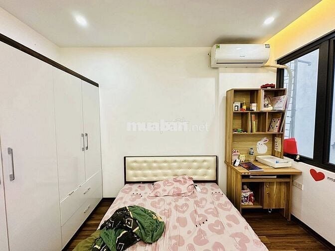 Mặt phố Nguyễn Khang, ngõ nông, nhà thoáng, 4 ngủ VIP