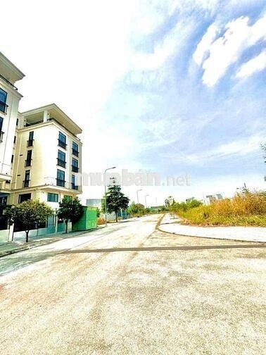 RA NHANH NỀN BIỆT THỰ VIEW HỒ 175m2 (10x17,5m) SỔ HỒNG SẴN GIÁ 3tỷ250