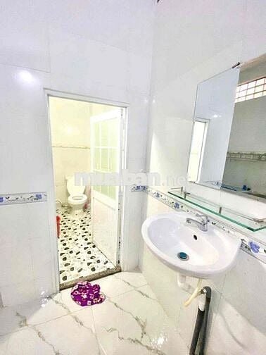 Nhà trệt lầu 4 phòng ngủ lộ oto mặt tiền đường Trần Văn Nghiêm