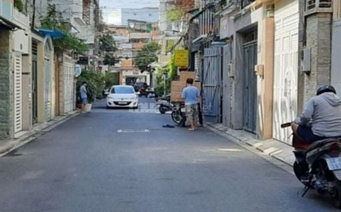 Bán nhà 4.7x18m, 3 tầng mới full nội thất, gara xe hơi