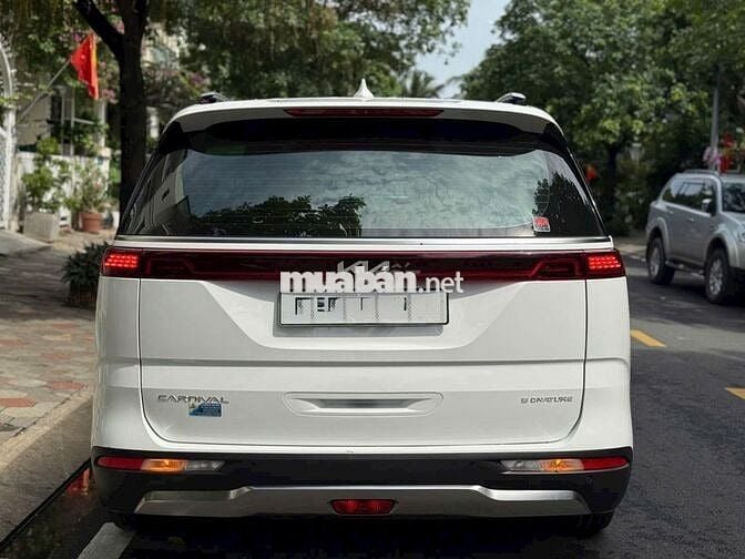 Kia Carnival 2.2D Signature 7S - 2024 Sơn Zin 98%