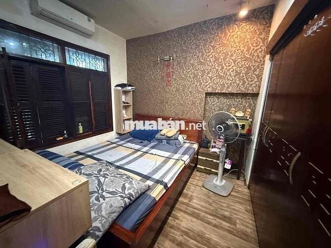 Quá hiếm - nhà đẹp phố Láng Hạ sổ đỏ 70m tầng 2 ô tô đỗ cửa 2 ngủ đẹp.