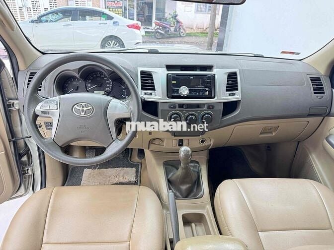 Toyota Hilux 2013 2.5E 4x2 MT - 135000 km