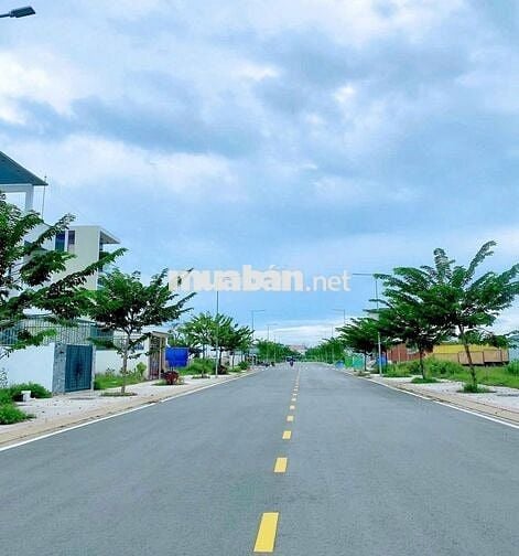 CC cần bán miếng đất Thị trấn Đức Hòa 5x18m, gpxd trệt 4Lst giá 1,7 tỷ
