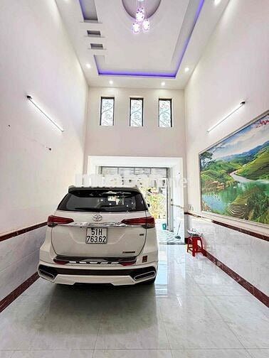 Nhà 3 lầu Lâm Thị Hố Q12 ngay trường học Việt Âu. Có garage xe.