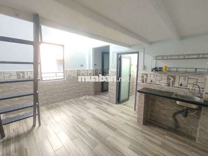 Phòng gác máy lạnh lê thị hồng p17 Gò Vấp trong chợ căn cứ
