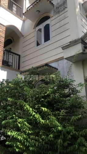 Biệt thự 2 mặt tiền có hồ cá koi