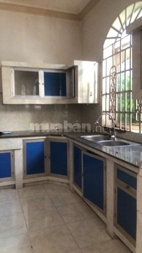 Biệt thự 2 mặt tiền có hồ cá koi