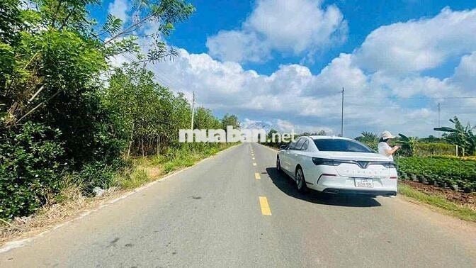 Một cặp đất liền kề nhau cần bán tổng 370m2 sau lưng chợ và UB xã