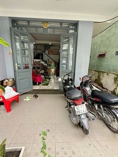 nhà q7 nở hậu 4,5x23, gần mặt tiền, sân trước sau, 2 phòng trọ riêng