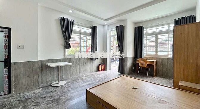 STUDIO BAN CÔNG, RỘNG 30M2, FULL NỘI THẤT, GẦN VÒNG XOAY HÀNG XANH
