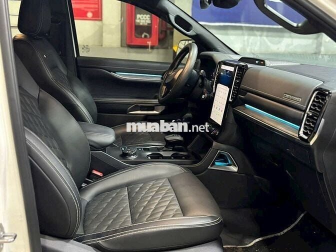 Ford Everest Platinum (bản cao nhất)