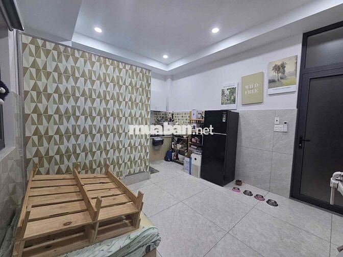 Cho thuê phòng giá rẻ, ban công ngay Điện Biên Phủ