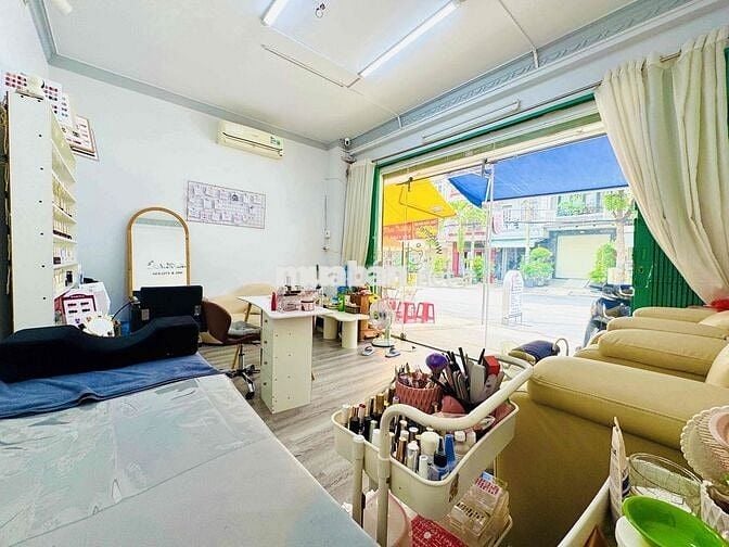cần sang tiệm nail giá 65tr ( bao gồm cọc 1 tháng ) mb thông thoáng
