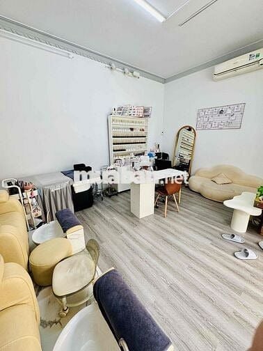 cần sang tiệm nail giá 65tr ( bao gồm cọc 1 tháng ) mb thông thoáng