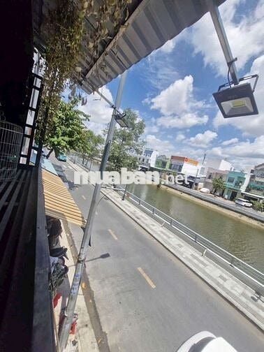 Bán nhà 2 mặt tiền bờ hồ huỳnh cương