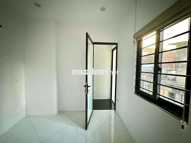 TRUG TÂM HBT , 3 BƯỚC CHÂN LÀ RA PHỐ , GẦN BV VÀ TRƯỜNG HỌC