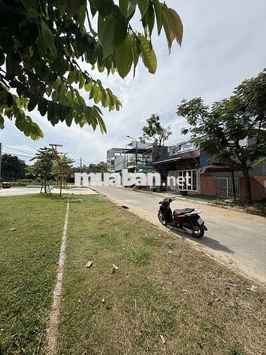 Đất mặt tiền sau bến xe đối diện công viên giá 4tyxx