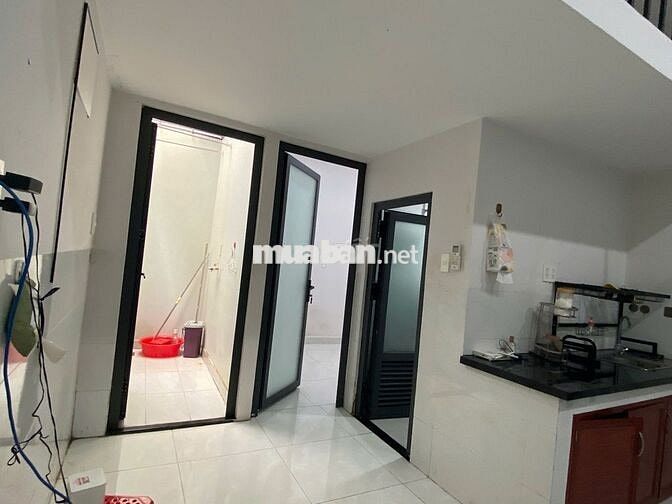 Gác, ban công, phòng ngủ riêng, máy lạnh, bếp riêng, toilet riêng,30m²