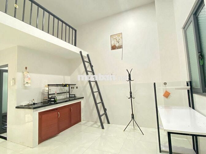 Gác, ban công, phòng ngủ riêng, máy lạnh, bếp riêng, toilet riêng,30m²