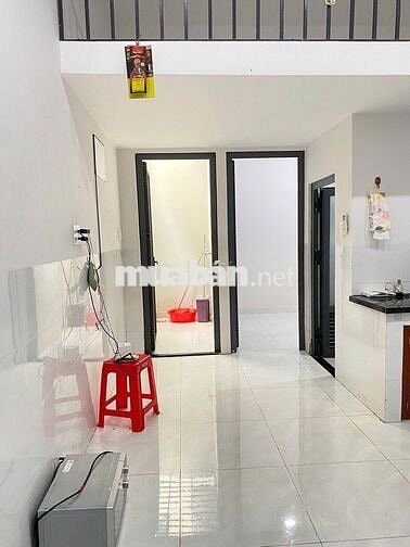 Gác, ban công, phòng ngủ riêng, máy lạnh, bếp riêng, toilet riêng,30m²