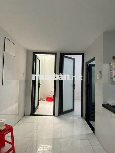 Gác, ban công, phòng ngủ riêng, máy lạnh, bếp riêng, toilet riêng,30m²