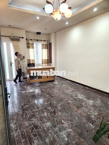 Nhà 2 MT hẻm XH khu Sân bay các phòng đều có bancol hợp ở_cty MỚI
