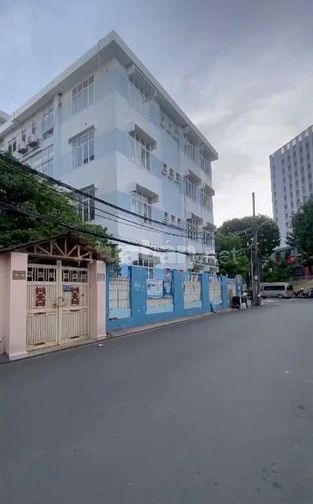 BÁN NHÀ HXT, với DTCN 105m2, XD 4 tầng tại đường NGUYỄN TRÃI, Q1 