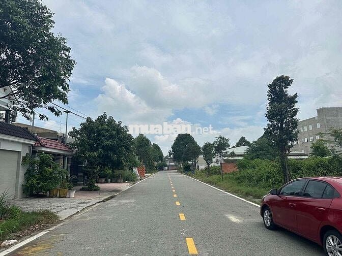 Chính Chủ Cần Bán Gấp Lô Đất Đối Diện Vòng Xoay Metro Giá Tốt