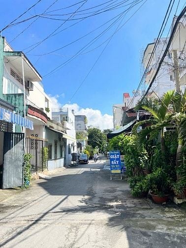 Chính chủ Bán Nhà đường 8m xe hơi thông, khu vực đáng sống