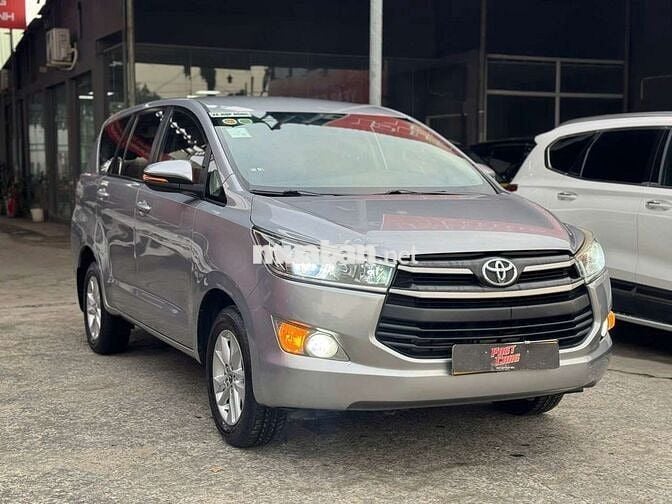 Toyota Innova 2018 2.0E, số sàn, màu bạc