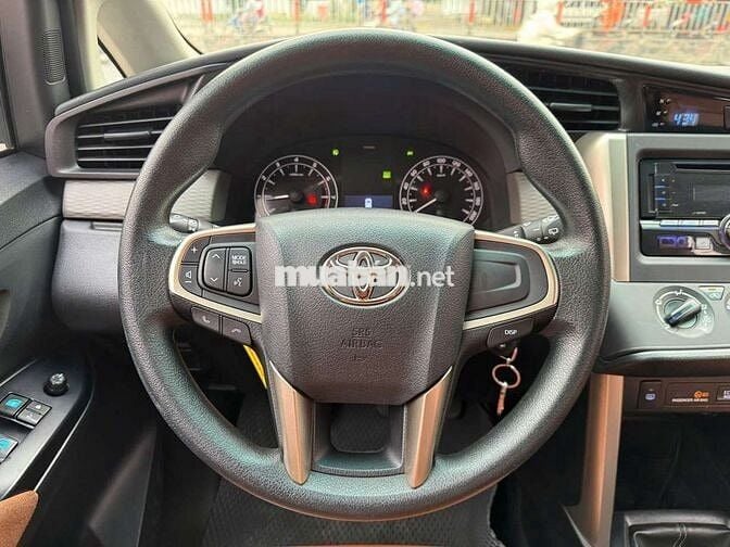 Toyota Innova 2018 2.0E, số sàn, màu bạc