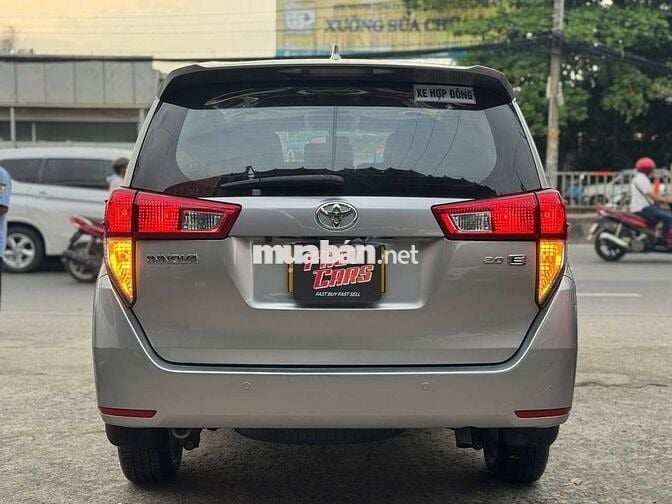 Toyota Innova 2018 2.0E, số sàn, màu bạc