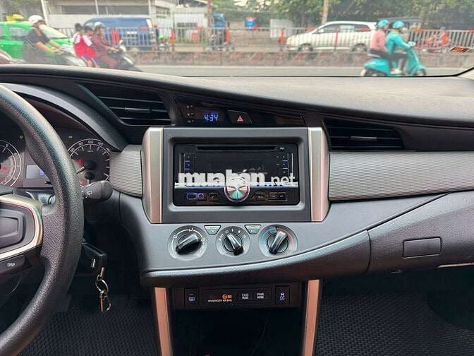 Toyota Innova 2018 2.0E, số sàn, màu bạc