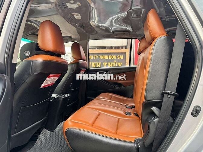 Toyota Innova 2018 2.0E, số sàn, màu bạc