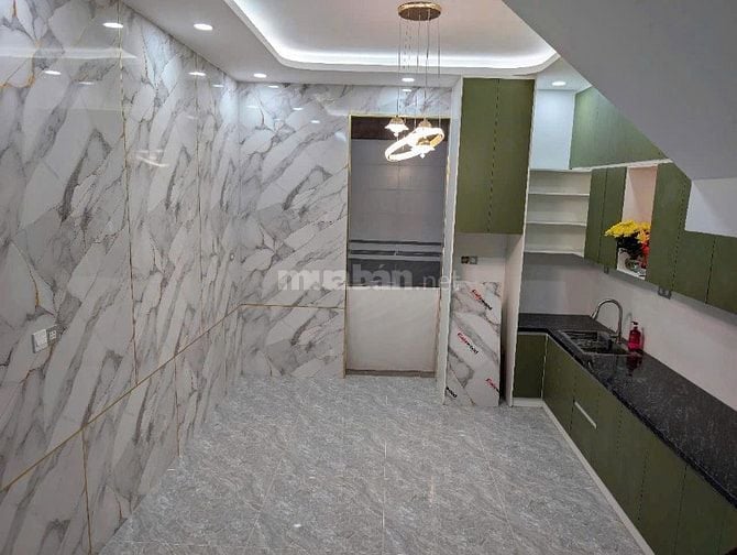 Bán nhà 2 lầu giá 6,6 tỷ ngay tại vòng xoay Phú Hữu TP HCM