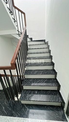 Bán nhà 2 lầu giá 6,6 tỷ ngay tại vòng xoay Phú Hữu TP HCM