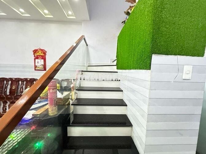 1 TRỆT 1 LẦU MỚI ĐẸP-CÓ SÂN ĐẬU Ô TÔ–XÁCH VALI VÀO Ở NGAY-5.6Tỷ(TL)