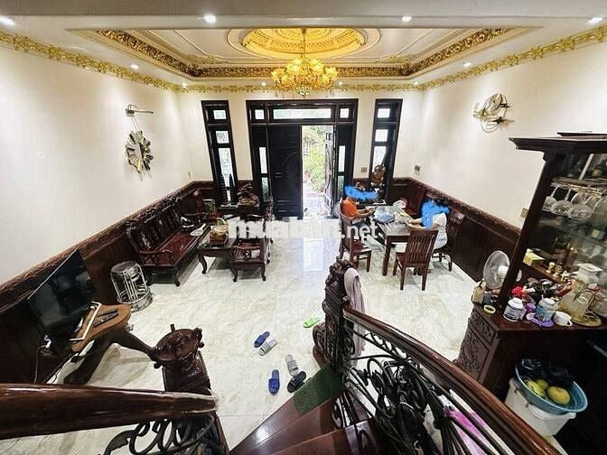 BÁN BIỆT THỰ 3TẦNG PHONG CÁCH CỔ ĐIỂN. DT:135M2/ NG. 6M.GIÁ HƠN 6 TỎI