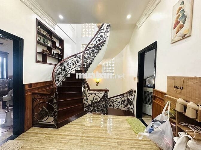 BÁN BIỆT THỰ 3TẦNG PHONG CÁCH CỔ ĐIỂN. DT:135M2/ NG. 6M.GIÁ HƠN 6 TỎI