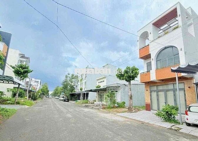 CHO THUÊ NHÀ 1 LẦU CÓ NỘI THẤT KDC HỒNG LOAN - ĐỐI DIỆN BẾN XE CT
