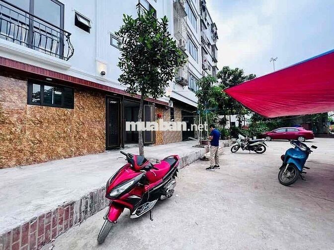 CHDV đối diện FPT - Ô Tô đỗ trước nhà - 2 mặt tiền 15P khép kín CHDV đối diện FPT - Ô Tô đỗ trước nhà - 2 mặt tiền 15P khép kín