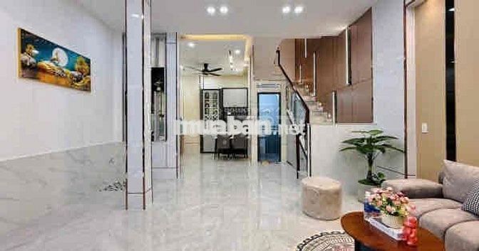 nhà 3 tầng. xe hơi ngủ trong nhà. quận 7