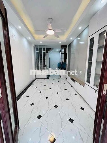 Đại Cát - 35m2 - 5 tầng - sân rộng ô tô đỗ cửa