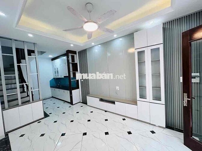 Đại Cát - 35m2 - 5 tầng - sân rộng ô tô đỗ cửa